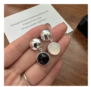 Détails macro des boucles d'oreilles en argent martelé avec pendentifs en pierre