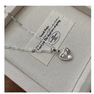 Vue détaillée du pendentif cœur en argent sterling S925 sur une chaîne trombone chic