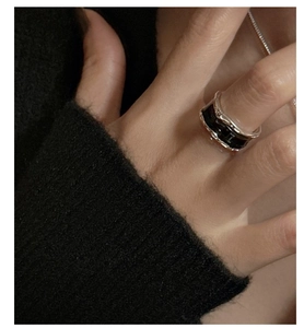 Detailed close-up of S925 silver wide ring with black enamel inlay and liquid lava texture