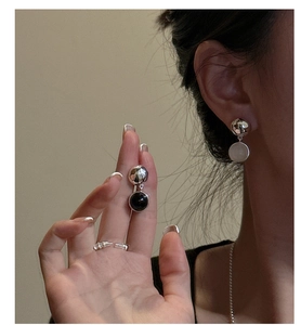 Détail de boucles d'oreilles en argent S925 avec agate et texture en métal martelé