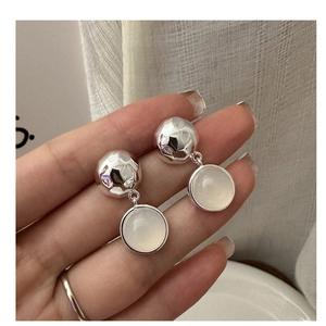 Détails macro de boucles d'oreilles pendantes en argent S925 et pierre d'agate