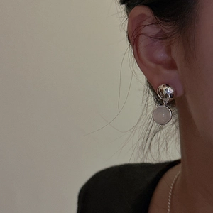 Boucles d'oreilles en argent S925 avec pierre rose sur un mannequin femme