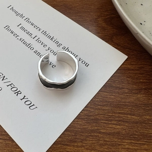 Adjustable S925 sterling silver ring featuring a modern black enamel band inlay