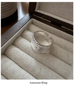 Détail de la bague concave en argent ajustable avec texture martelée dans son écrin