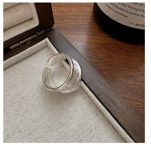 Vue macro d'une bague en argent S925 avec texture de lave fondue et finition polie