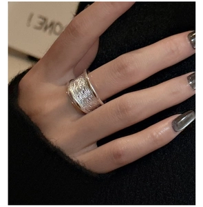 Vue détaillée de la large bague en argent montrant la texture du métal brossé