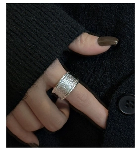 Détail macro d'une bague en argent S925 montrant la texture martelée sur l'anneau