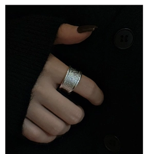 Détail macro de l'anneau large en argent S925 avec une texture martelée irrégulière