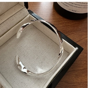 Gros plan d'un bracelet ouvert en argent S925 texturé dans son coffret cadeau
