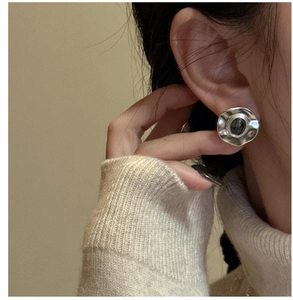 Close-up of S925 silver irregular wrinkled earrings featuring a natural black stone center