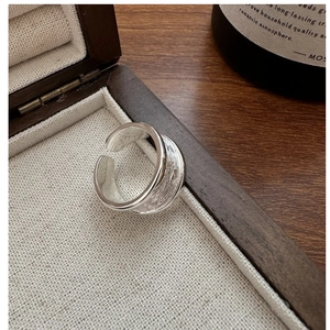 Détail de la texture martelée sur une bague large ajustable en argent S925 massif