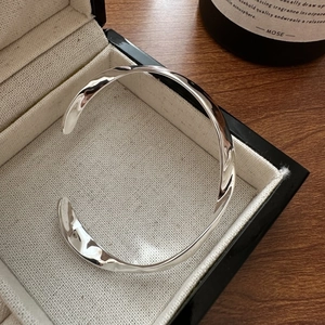 Bracelet jonc ouvert en argent sterling S925 au design minimaliste à vagues tordues
