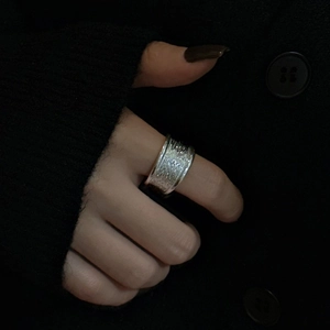 Bague large en argent S925 avec texture martelée portée par un mannequin
