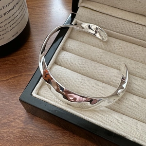 Bracelet jonc minimaliste en argent sterling S925 avec design de vague de lave