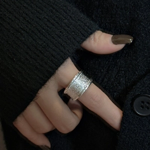 Bague large en argent sterling S925 avec texture martelée et bords polis brillants