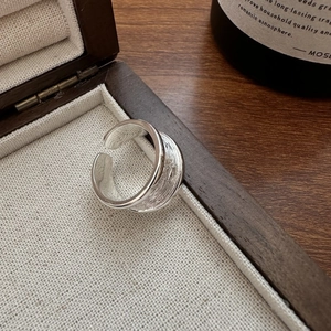 Bague double en argent sterling S925 avec textures polies et brossées sur fond rétro