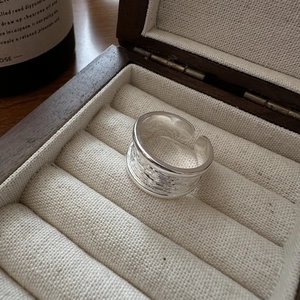 Bague en argent massif S925 avec texture lave et finition miroir poli lisse