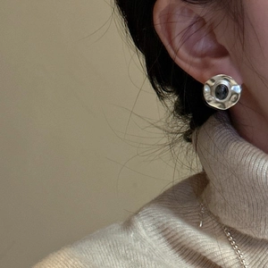 S925 sterling silver hammered disc earrings with oval dark stone on a female model