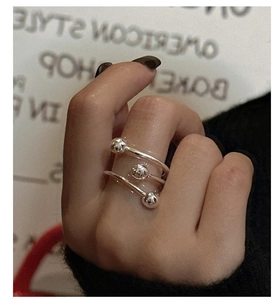 Détail d'une bague spirale multicouche en argent S925 avec perles polies au doigt