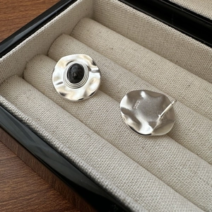 S925 sterling silver earrings with hammered texture and black natural stone inlay