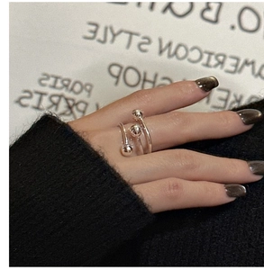 Détail d'une bague multicouche en argent S925 avec des perles sphériques polies