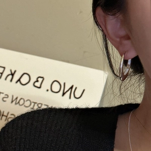 Minimalist S925 sterling silver chunky oval hoop earrings with polished finish on model