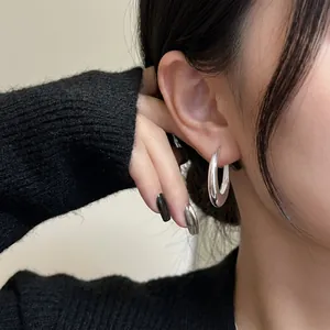 Minimalist S925 sterling silver oval hoop earrings with a polished mirror finish on model