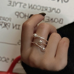 Bague spirale à trois couches en argent sterling S925 avec perles polies portée par un mannequin