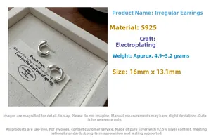 Détails des boucles d'oreilles C en argent S925 à texture mate et design irrégulier