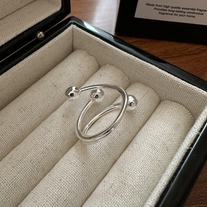 Bague spirale en argent sterling S925 avec perles polies dans un écrin à bijoux