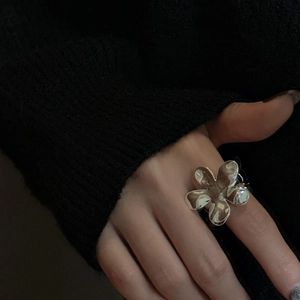 Bague fleur en argent sterling S925 avec finition polie et design de pétales épuré