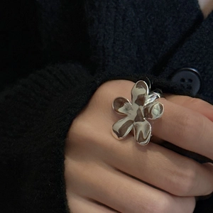 Bague fleur en argent S925 au design minimaliste avec finition polie sur le doigt