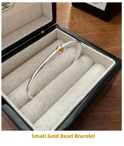 Vue détaillée du bracelet en argent sterling S925 avec une perle dorée polie