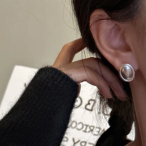Boucles d'oreilles ovales minimalistes en argent S925 avec finition polie portée par mannequin