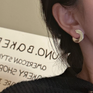 Chic S925 sterling silver C-shaped gold stud earrings with mirror polished finish on model