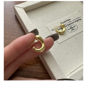 Vue détaillée des boucles d'oreilles en argent sterling dorées mates en forme de C