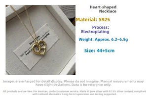 Gros plan d'un pendentif cœur évidé en argent S925 avec texture torsadée vintage