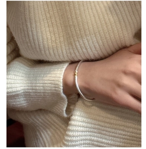 Gros plan détaillé du bracelet jonc ouvert en argent S925 avec une petite perle dorée