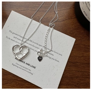 Détail du collier noeud de coeur en argent S925 montrant le poinçon et la texture