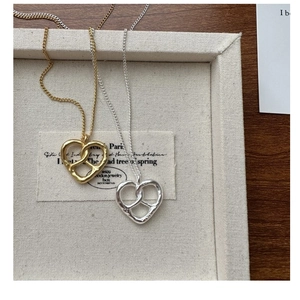 Détail de pendentifs en argent S925 en forme de cœur avec une texture fondue unique