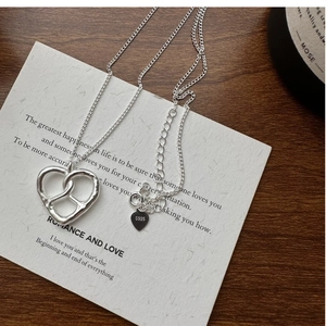 Détail du pendentif cœur en argent sterling S925 avec poinçon en métal visible