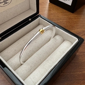 Bracelet jonc minimaliste en argent S925 avec perle dorée et finition argentée