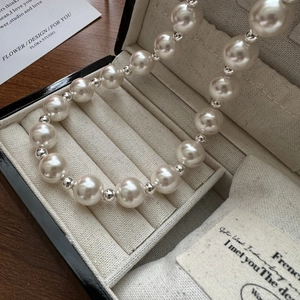 Elegant S925 sterling silver pearl necklace displayed in a beige velvet jewelry box
