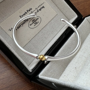 Bracelet jonc ouvert en argent S925 minimaliste avec perle dorée dans son écrin