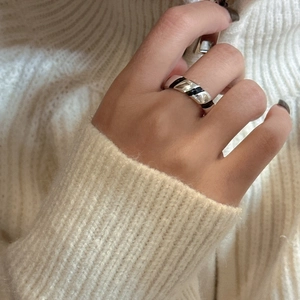 Minimalist S925 silver ring featuring black and white enamel twill pattern on finger