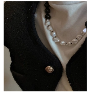 Detailed view of s925 silver necklace with baroque pearls and black onyx beads