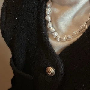 Elegant S925 silver knotted irregular shell pearl necklace on black tweed jacket