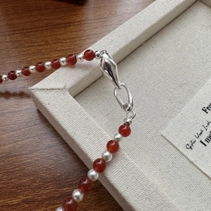 S925 silver red agate and pearl beaded necklace with a stylish metallic lobster clasp