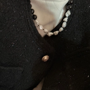 S925 sterling silver necklace with baroque pearls and black onyx beads on a model