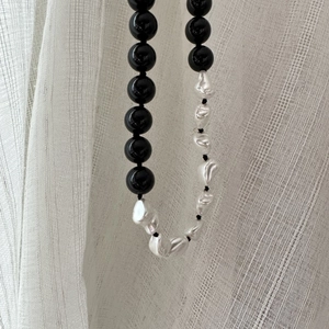 S925 silver necklace featuring black agate beads and baroque pearls in a modern contrast